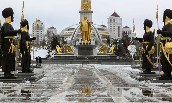 Turkmenistan: golden statue of the first Turkmen president © Valery Sharifulin/TASS /Getty Images