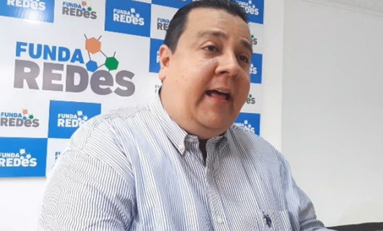 Picture of Javier Tarazona in front of a Funda Redes display.