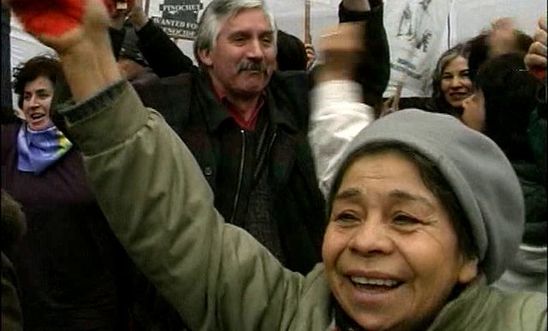 Demonstrators outside the Pinochet extradition hearing