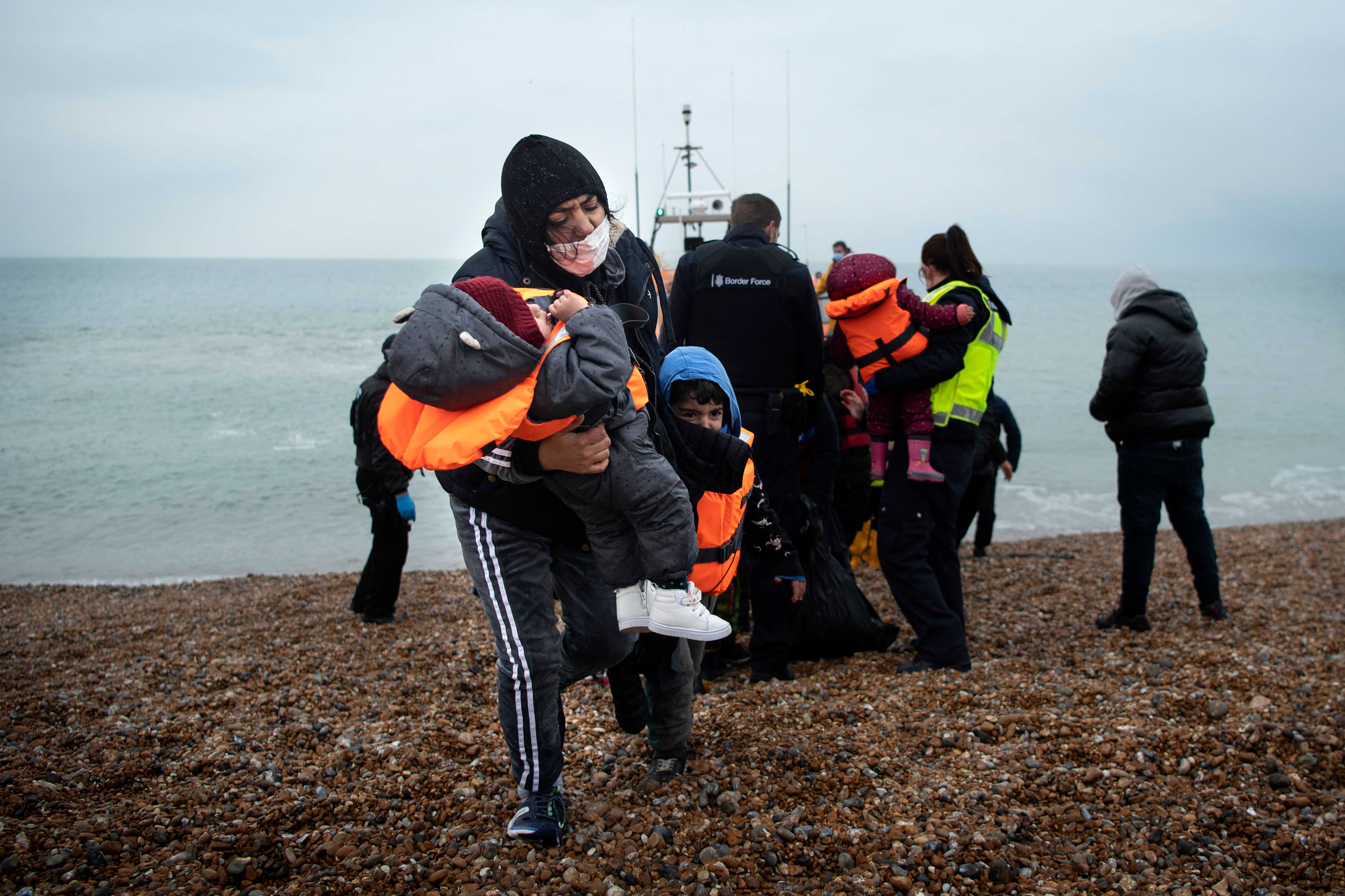 Потерпевшее бедствие. Мигранты ла Манш. Мигрантка с детьми. Мигранты в Великобритании.