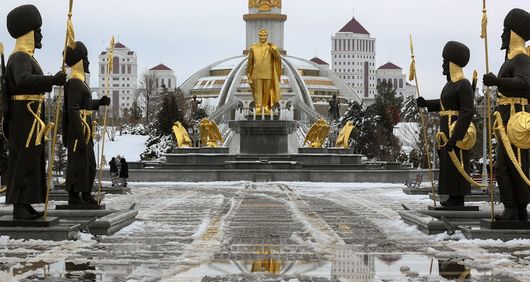 Turkmenistan: golden staue of the first Turkmen president Turkmenistan: golden staue of the first Turkmen president