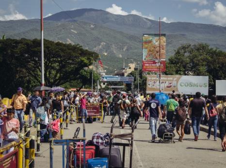 	Venezuelan migrants crossing the border bridge 