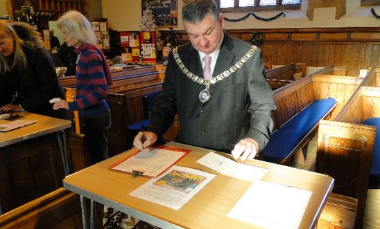 Mayor signing cards Mayor signing cards