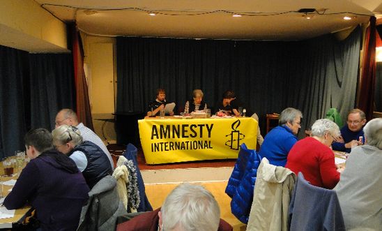 AMnesty quiz participants with AI banner