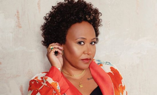 Emeli is pictured wearing a floral top and gold necklace