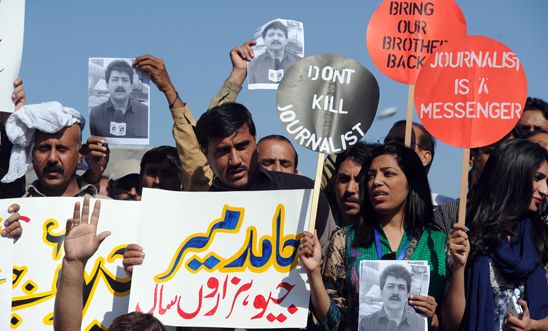 Pakistan Federal Union of Journalists protest the shooting of Hamid Mir