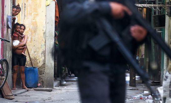 (c) 2014 Getty Images_Federal_Forces_Occupy_Mare_Favela_Complex