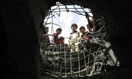 Wednesday, March 23, 2016 - boys look through a hole made by a Saudi-led airstrike on a bridge in Sanaa, Yemen © AP Photo/Hani Mohammed Wednesday, March 23, 2016 - boys look through a hole made by a Saudi-led airstrike on a bridge in Sanaa, Yemen © AP Photo/Hani Mohammed