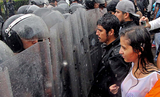 Anti-government protesters face riot police in San Cristobal, Venezuela, on 7 September 2016 Anti-government protesters face riot police in San Cristobal, Venezuela, on 7 September 2016