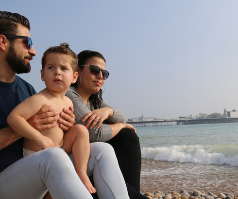 A refugee family on Brighton beach Katie Barlow/UNHCR