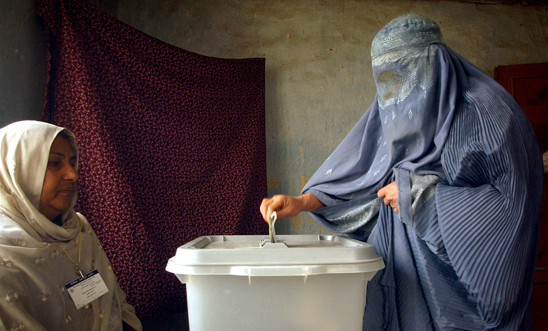 Una donna afgana che indossa un burqa vota a Kabul 9/10/2004 Copyright: AP